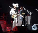 Johnny Hallyday rejoint Matthieu Chedid sur scène à Montpellier, le 3 décembre 2010