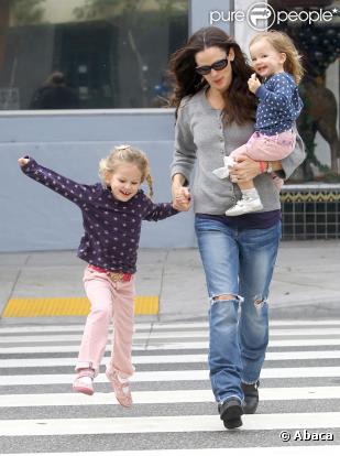 Jennifer Garner et ses filles Seraphina et Violet faisant du shopping de Noël le 10 décembre à Santa Monica à Los Angeles