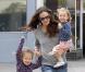 Jennifer Garner et ses filles Seraphina et Violet faisant du shopping de Noël le 10 décembre à Santa Monica à Los Angeles