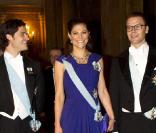 Victoria de Suède, avec son frère et son époux, resplendissante pour les Nobel !