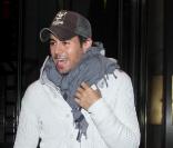 Enrique Iglesias sort de son hôtel à New York, le 10 décembre 2010
