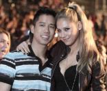 Anna Kournikova pose avec un fan pendant le concert d'Enrique Iglesias à Fort Lauderdale, le 11 décembre 2010