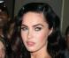 Megan Fox met son sex-appeal en avant avec des ondulations rétro.