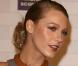 Blake Lively met ses traits en valeur grâce à un chignon plaqué.