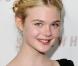 Elle Fanning garde son innoncence avec une tresse aux accents romantiques.