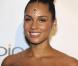 Alicia Keys ose la coiffure bijoux avec un pendentif en perle qui sublime son chignon tressé.