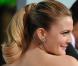 L'actrice Drew Barrymore met en valeur sa coloration bicolore avec une queue de cheval.