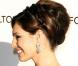 Kelly Brook porte une un chignon tressé sophistiqué.