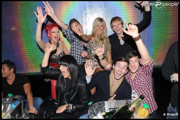 Stéphanie fête son anniversaire au Six Seven (Paris), entourée de ses amis de Secret Story : Charlotte, Benoît, Bastien, Thomas, John et Robin, mercredi 15 décembre.