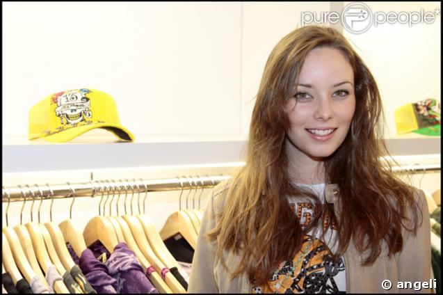 Noémie de la Star Ac 7 à l'ouverture de la boutique Ed Hardy à Paris, le 15/04/08