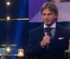 David Beckham reçoit le prix du sportif de l'année BBC pour l'ensemble de sa carrière des mains de Sir Bobby Charlton.