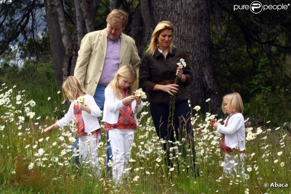 Willem-Alexander et Maxima des Pays-Bas posent avec leurs fillettes, Catharina-Amalia (7 ans), Alexia (5 ans) et Ariane (3 ans), au début de leurs vacances de Noël en Argentine, le 19 décembre 2010.
