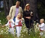 Willem-Alexander et Maxima des Pays-Bas posent avec leurs fillettes, Catharina-Amalia (7 ans), Alexia (5 ans) et Ariane (3 ans), au début de leurs vacances de Noël en Argentine, le 19 décembre 2010.
