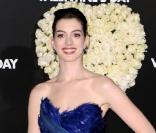 Anne Hathaway porte une robe Katharine McPhee à l'avant-première de Valentine's Day à Los Angeles, le 8 février 2010.