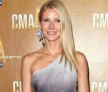 Gwyneth Paltrow porte une robe Atelier Versace à Nashville, le 10 novembre 2010.