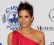 Halle Berry porte une robe Yves Saint Laurent à Los Angeles, le 23 octobre 2010.