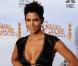Halle Berry porte une robe Kaufman Franco à la cérémonie des Oscars, le 7 mars 2010.