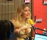 Loana montre sa poitrine chez France Inter