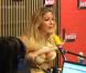 Loana montre sa poitrine chez France Inter