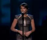 Jennifer Hudson rend hommage à Oprah Winfrey, lors de la remise des 33e prix du Kennedy Center à Washington le 5 décembre 2010
