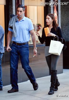 Sofia Vergara et son petit ami Nick Loeb se promènent à Beverly Hills, le 12 décembre 2010.