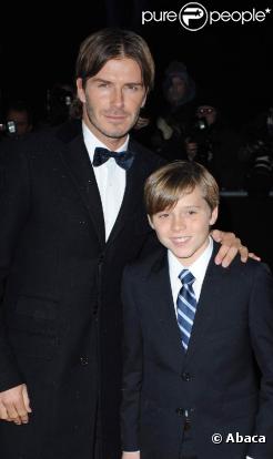 David Beckham (photo : avec son fils aîné Brooklyn, le 15 décembre 2010, à Londres) a bien envie de revenir jouer en Premier League, dans un quartier qu'il connaît bien...