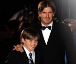 David Beckham (photo : avec son fils aîné Brooklyn, le 15 décembre 2010, à Londres) a bien envie de revenir jouer en Premier League, dans un quartier qu'il connaît bien...