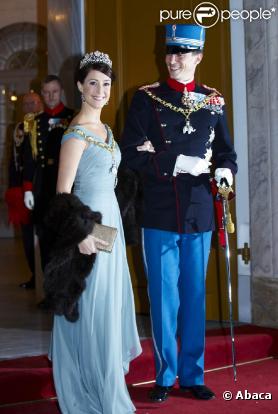 En l'absence de la princesse Mary, sur le point d'accoucher de jumeaux, c'est Marie de Danemark qui a focalisé l'attention, dans sa robe bleu-gris, à son arrivée pour le dîner de gala du Nouvel An au palais Christian VII, à Stockholm, le 1/01/11.