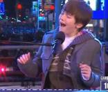 Greyson Chance, 13 ans, était l'un des artistes au programme de la soirée du Nouvel An de Carson Daly à Times Square pour la NBC !