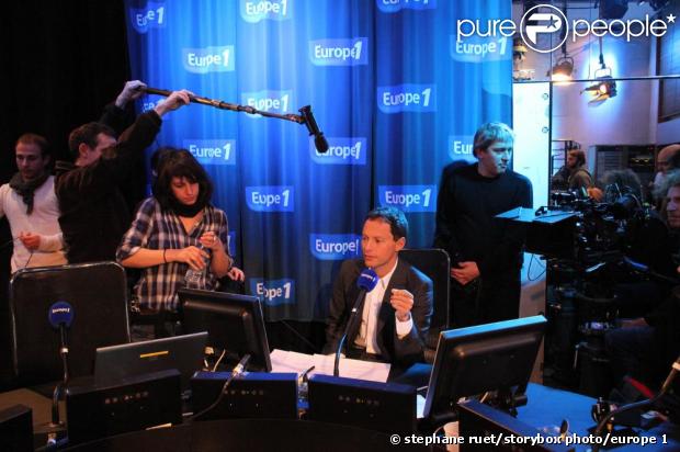 Marc-Olivier Fogiel sur le tournage de L'Exercice de l'Etat au sein des studios d'Europe 1 le 4 janvier 2010