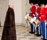 Mardi 4 janvier 2011, tandis que la princesse Mary attendait d'accoucher, son époux le prince Frederik s'acquittait de ses obligations en apparaissant au côté de ses parents, la reine Margrethe et le prince Henrik, à Christiansborg.