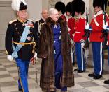 Mardi 4 janvier 2011, tandis que la princesse Mary attendait d'accoucher, son époux le prince Frederik s'acquittait de ses obligations en apparaissant au côté de ses parents, la reine Margrethe et le prince Henrik, à Christiansborg.