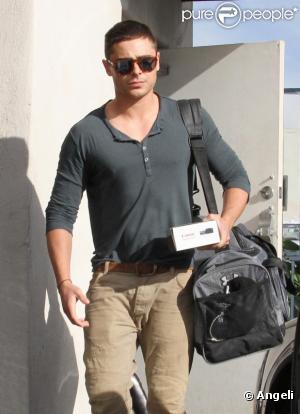 Zac Efron sort du domicile de Vanessa Hudgens à Los Angeles, le 5 janvier 2011.