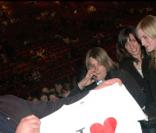Le chanteur compte aussi des adultes parmi ses fans