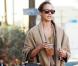 Jessica Alba a sorti son manteau camel à L.A assorti à son it-bag Viktor and Rolf et à un simple jean slim. L'allure star ? Elle le doit à ses lunettes de soleil...