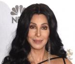 Cher pose lors de la cérémonie des Golden Globes en janvier 2010 à Los Angeles 