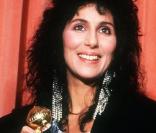 Cher pose avec le Golden Globe de la meilleure actrice pour un second rôle en février 2004 pour le film Silkwood 