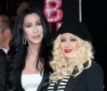 Cher et Christina Aguilera posent à Paris pour la première de Burlesque en décembre 2010 