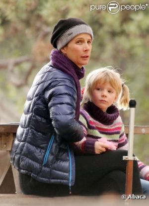 Rachel Griffiths profite d'un après-midi au parc avec ses enfants Banjo et Adelaïde, le 8 janvier 2011 à Santa Monica