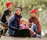 Rachel Griffiths profite d'un après-midi au parc avec ses enfants Banjo et Adelaïde, le 8 janvier 2011 à Santa Monica