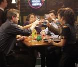 <p>La série n\'oublie pas non plus de montrer  les moments de décompression de nos médecins préférés au Bar de Joe où tout le Seattle Grace se retrouve.</p>
﻿