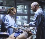  Ci-dessus, Meredith Grey et Richard Webber (Ellen Pompeo et James Pickens Jr.) en pleine autopsie. La série n'oublie pas de plonger le spectateur au coeur des opérations chirurgicales pour plus de réalisme. 