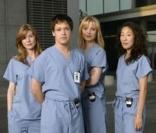 <p><em>Grey\'s Anatomy</em> c\'est avant tout le quotidien de Meredith Grey, Cristina Yang, George O\'Malley et Izzie Stevens (Ellen Pompeo, Sandra Oh, T R Knight, Katherine Heigl) jeunes internes en médecine au Seattle Grace.</p>