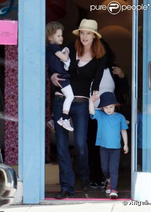 Marcia Cross achète des ballons, aidée par ses jumelles Eden et Savannah, le 16 janvier 2011