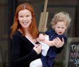Marcia Cross achète des ballons, aidée par ses jumelles Eden et Savannah, le 16 janvier 2011