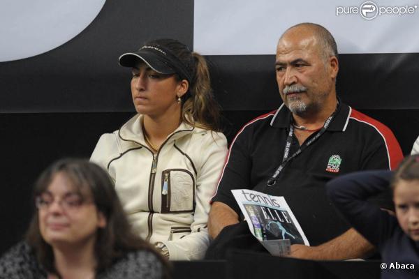 Aravane Rezaï (photo : en 2009, avec son père Arsalan) doit à son père intransigeant d'être devenue une championne, mais elle paye régulièrement le prix de ses débordements...