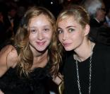 Sylvie Testud et Emmanuelle Béart lors du dîner de la mode contre le Sida, le 27 janvier 2010