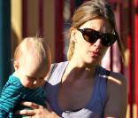 Rhea Durham joue avec ses enfants au parc Coldwater à Beverly Hills, le 28 janvier 2011.