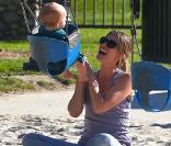 Rhea Durham joue avec ses enfants au parc Coldwater à Beverly Hills, le 28 janvier 2011.