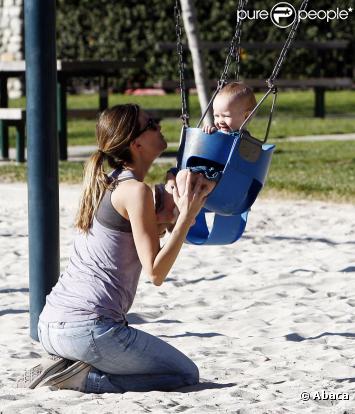 Rhea Durham joue avec ses enfants au parc Coldwater à Beverly Hills, le 28 janvier 2011.